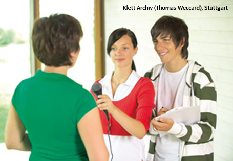 Drei Schüler führen ein Interview