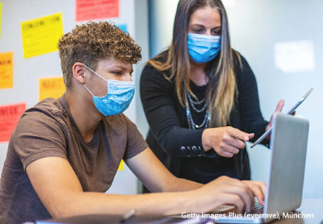 Perfekt für den Unterricht und zum Distanzlernen: eCourse deutsch.kombi plus