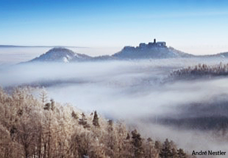 2021-12_Raunaechte_1 Landschaft mit Nebel, im Hintergrund ist eine Burg zu sehen
