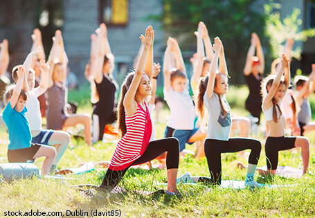 Yoga-Achtsamkeits-Spaziergang – Rekreation durch Bewegung